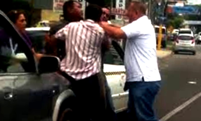 jaga emosi saat mengemudi di jalan raya