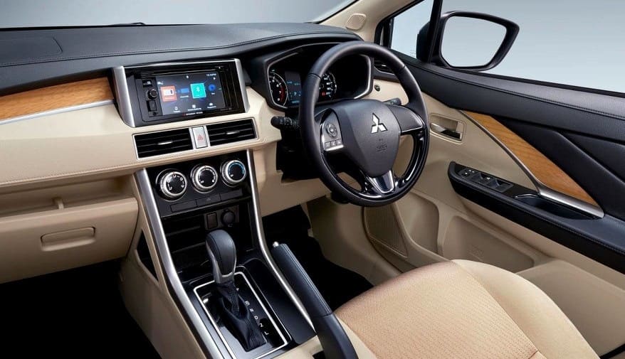 Mitsubishi Xpander incar Mobilio