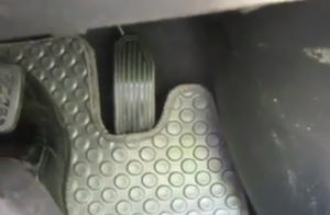 Mobil ini Kecelakaan Parah gara-gara karpet, Perhatikan Aksesoris Mobil Anda!