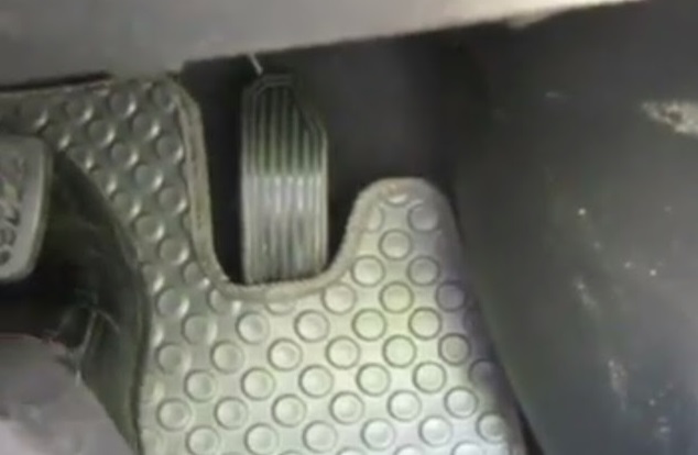 bahaya aksesoris mobil, karpet maut