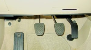 Cara Pengereman yang Wajib Diketahui semua Pengemudi Mobil