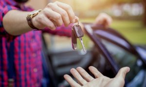 6 Risiko Meminjamkan Mobil pada Teman