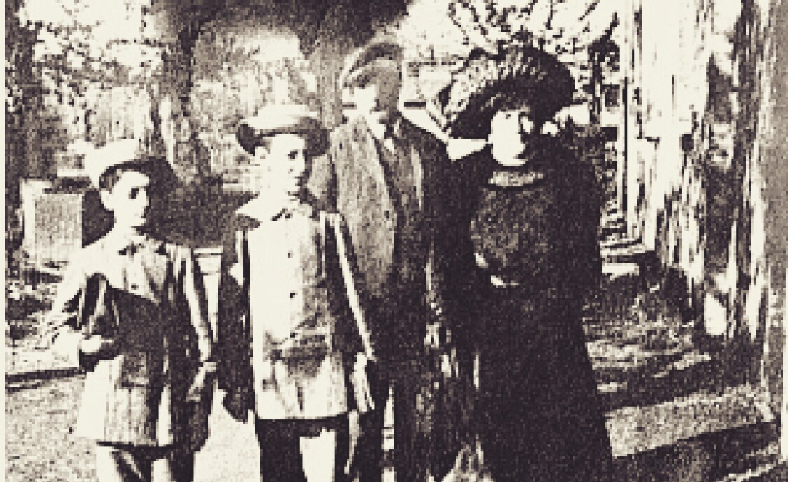 Foto Enzo Ferrari dan Orang tuanya - peringatan ulang tahun enzo ferrari ke-120