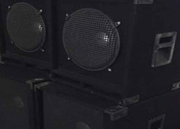 Speaker Panggung Hiburan dijadikan Speaker Mobil