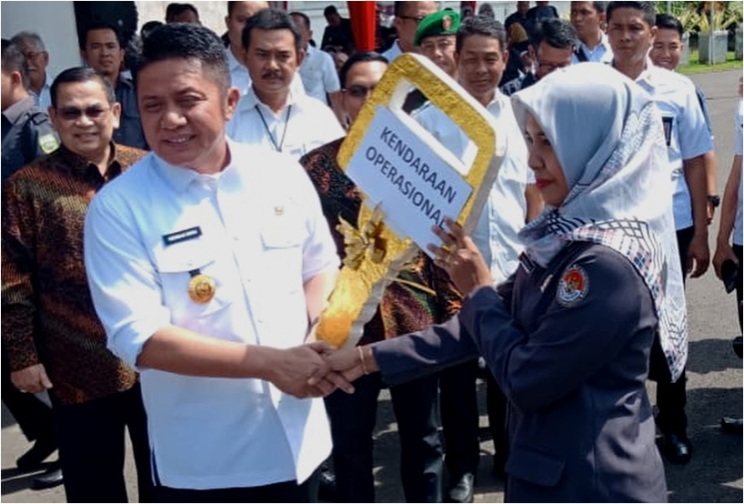 Serah Terima Wuling Cortez jadi Mobil Operasional Bawaslu Sumsel