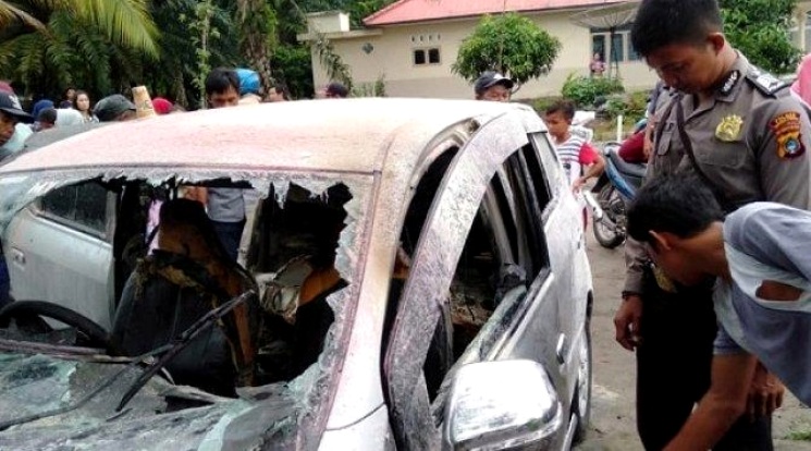 Toyota Agya terbakar di SPBU karena rokok - Lubuk Besar Bangka
