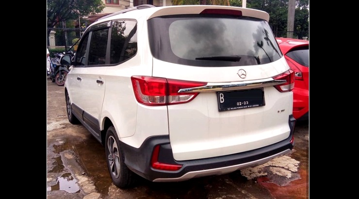 Wuling Confero Ganti Logo Mercy - Tampak Belakang