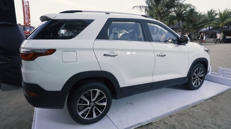 Review DFSK Glory 560 - Tampak Samping