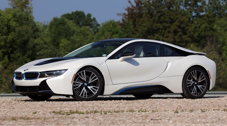 Selera Mobil Raditya Dika - BMW i8