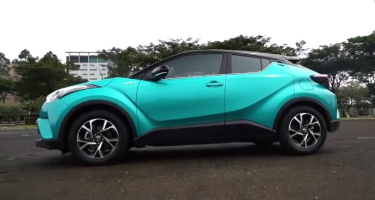 Perbedaan Toyota C-HR Hybrid - Tampak Samping