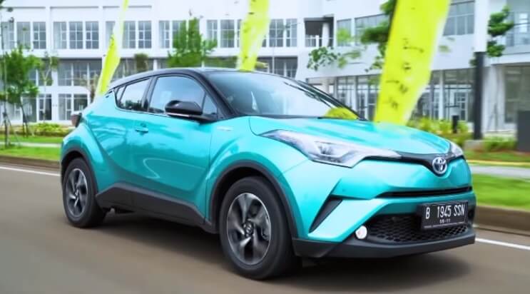 Perbedaan Toyota C-HR Hybrid dari versi Standar