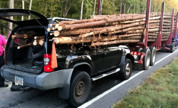 Kecelakaan Mobil Tabrak Truk Kayu Logging