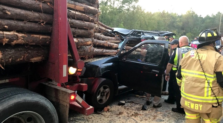 Kecelakaan Mobil Tabrak Truk Kayu