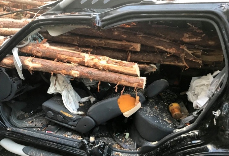 Kecelakaan Mobil Tabrak Truk angkut Kayu