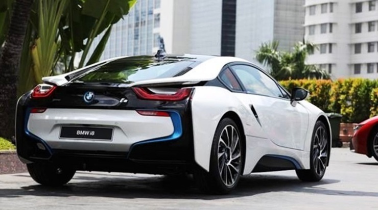 BMW i8 Hybrid - Tampak Belakang