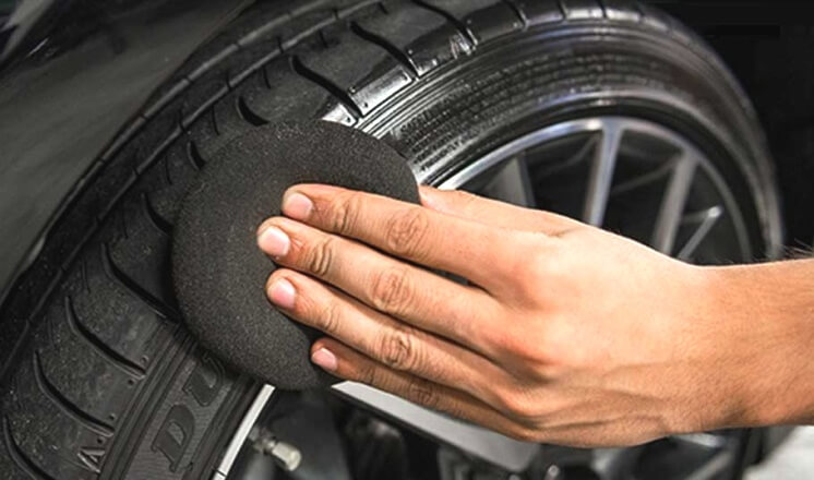 Ban yang disemir dengan kit khusus ban terlihat mengkilat