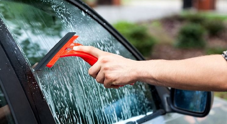 Bersihkan jamur kaca dengan bahan khusus, atau bisa dengan cairan bersoda.