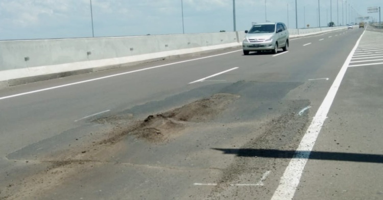 Jalan Tol Jalur Lambat Sisi Kiri Cenderung Rusak