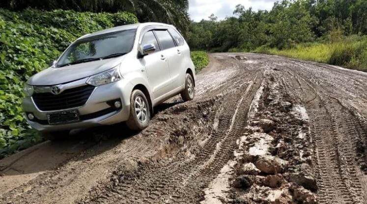 Tips Berkendara di Jalan Rusak