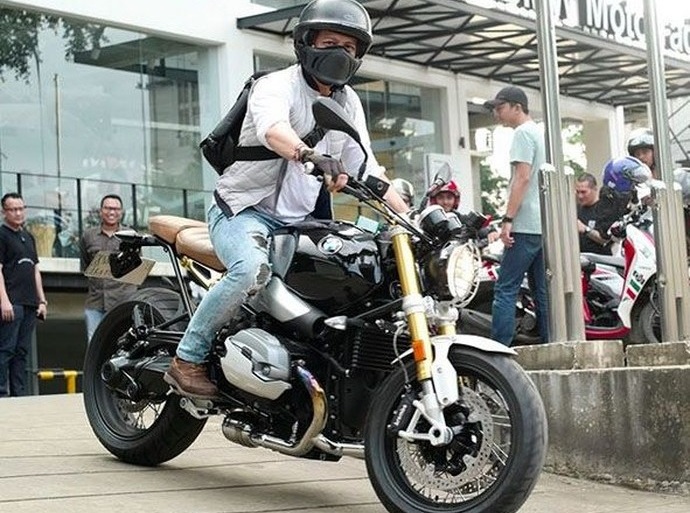 Ariel Noah menjadi pusat perhatian di atas motor retro BMW R Nine T
