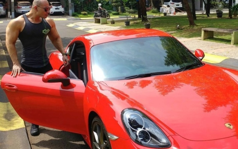 Deddy Corbuzier dengan Porsche Cayman