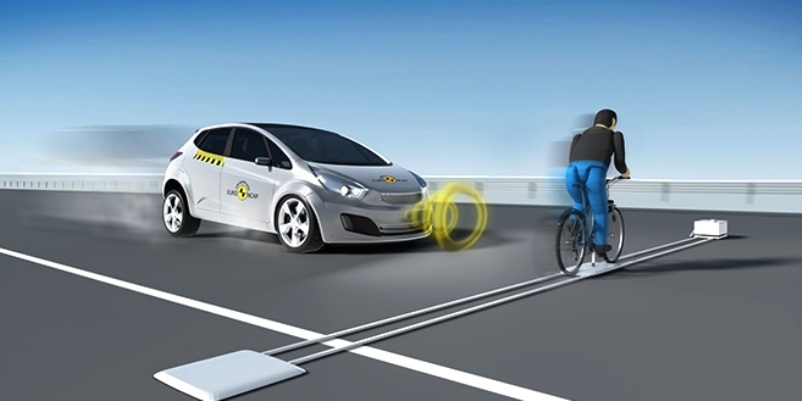 Fitur Automatic Emergency Braking (AEB) melindungi pejalan kaki.
