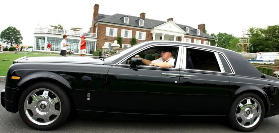 Donald Trum tertangkap kamera nyetir RR Phantom-nya sendiri