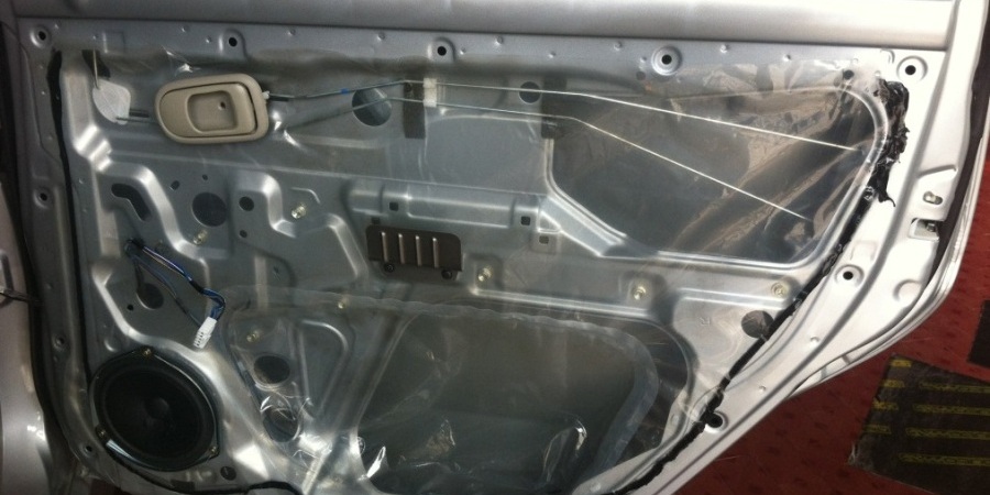 Panel pintu mobil yang dibuka