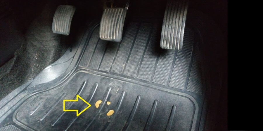 Plastik Kuning Pecah di kolong Pengemudi Kia All New Picanto