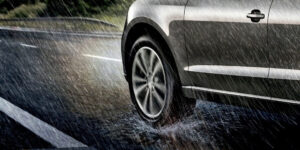 Musim Hujan! Waspadai Bahaya Hydroplaning saat Berkendara dan Cara Menghindarinya