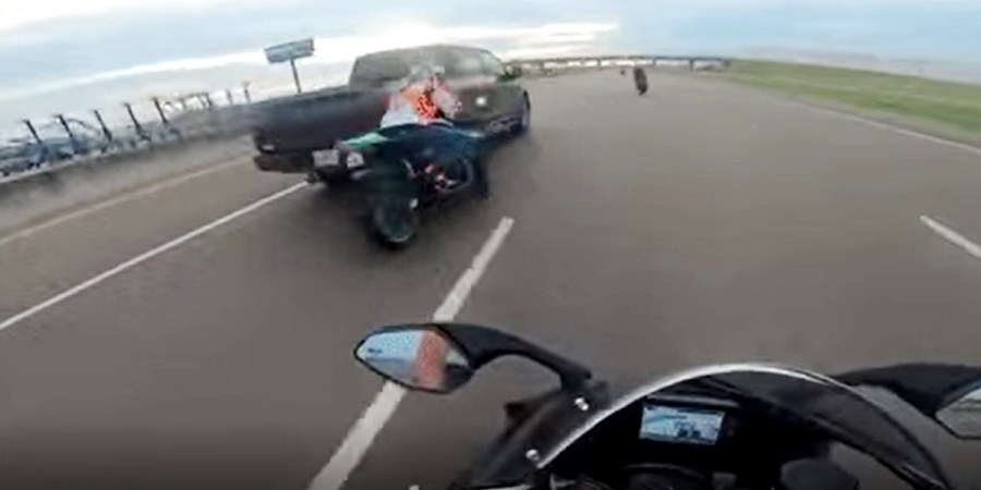 Pengendara Motor Ditebas Ekor Double Cabin Ford F150