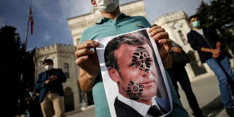 Kecaman pada Emmanuel Macron saat Demonstrasi di Turki - Boikot Produk Prancis