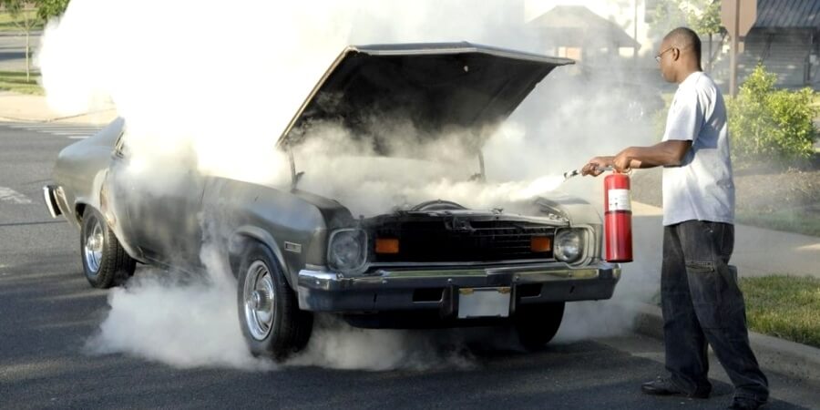 Mematikan api pada mobil dengan APAR