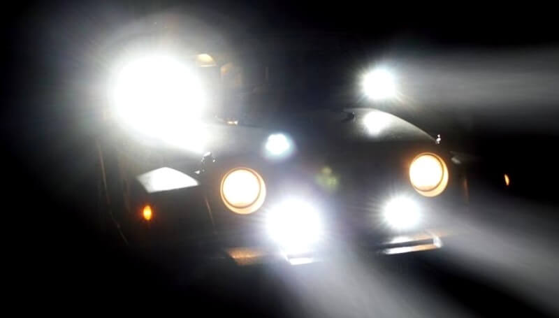 Mobil dengan Lampu Sorot Berlebihan