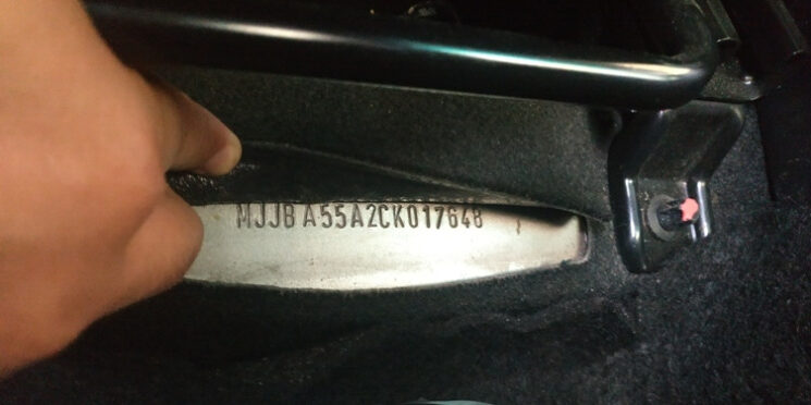 Contoh VIN atau Kode Rangka Mobil di Bawah Kursi Pengemudi