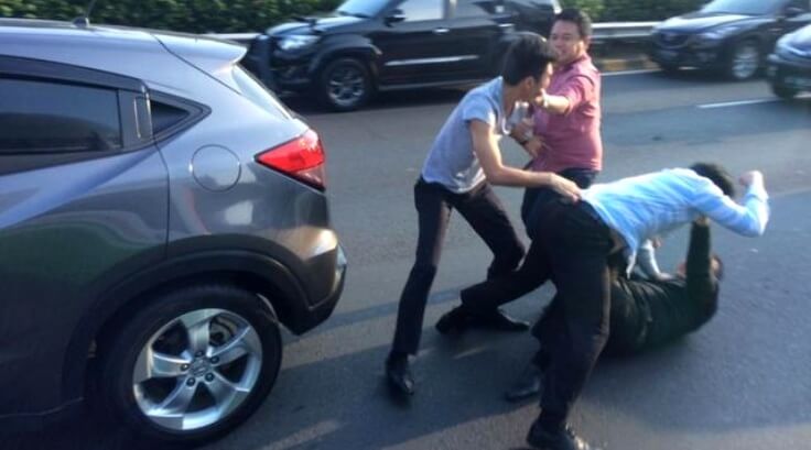 Kelakuan Pengendara yang Buruk - Adu Jotos di Jalanan