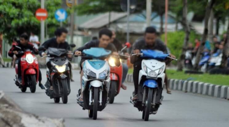 Kelakuan Pengendara yang Menjengkelkan - Pengguna Motor Ugal-ugalan