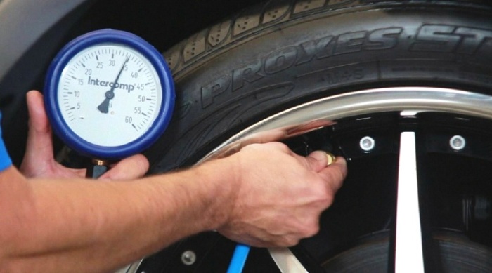 Memeriksa Tekanan Ban Mobil
