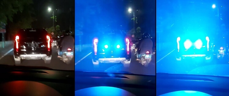 Mobil dengan Lampu Sorot Strobo yang berkelap-kelip