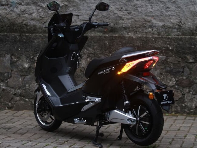 Molis United T1800 - Tampak Belakang dengan rear-lamp LED