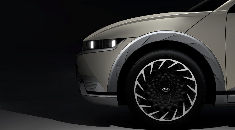 Teaser Resmi Ioniq 5 - versi Produksi Tampak Samping Depan