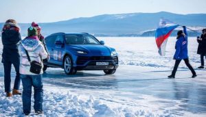 Lamborghini Urus Cetak Rekor Kecepatan 300 Km/jam di Danau Es