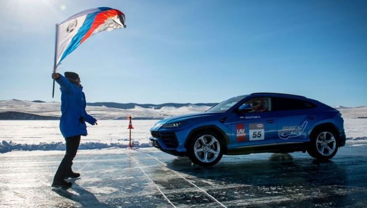 SUV Lamborghini Catat Rekor Kecepatan di Danau Beku