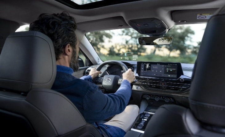 Citroen C5 X - dengan Headup Display pada kaca depan