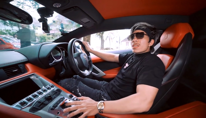 Atta saat nyetir Lamborghini Aventador