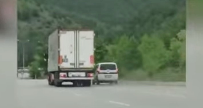 City Car vs Truk Berantem di Jalan