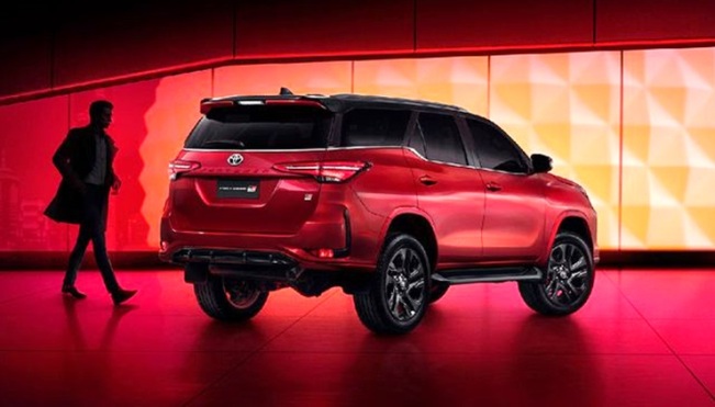 Fortuner bermesin 2800cc tampak belakang