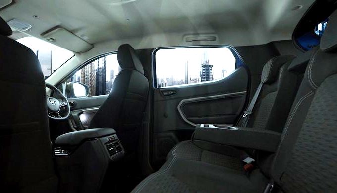 Kabin Belakang Sub-compact SUV
