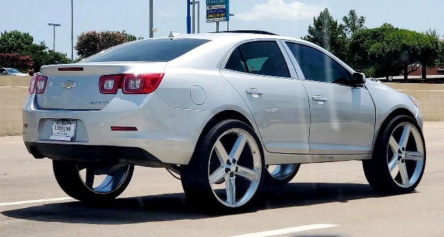 Sedan Pakai Kaki Crossover