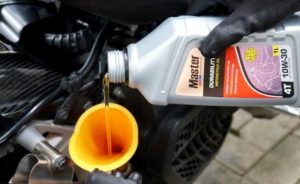 Ciri Motor Matic Harus Ganti Oli Mesin Segera!